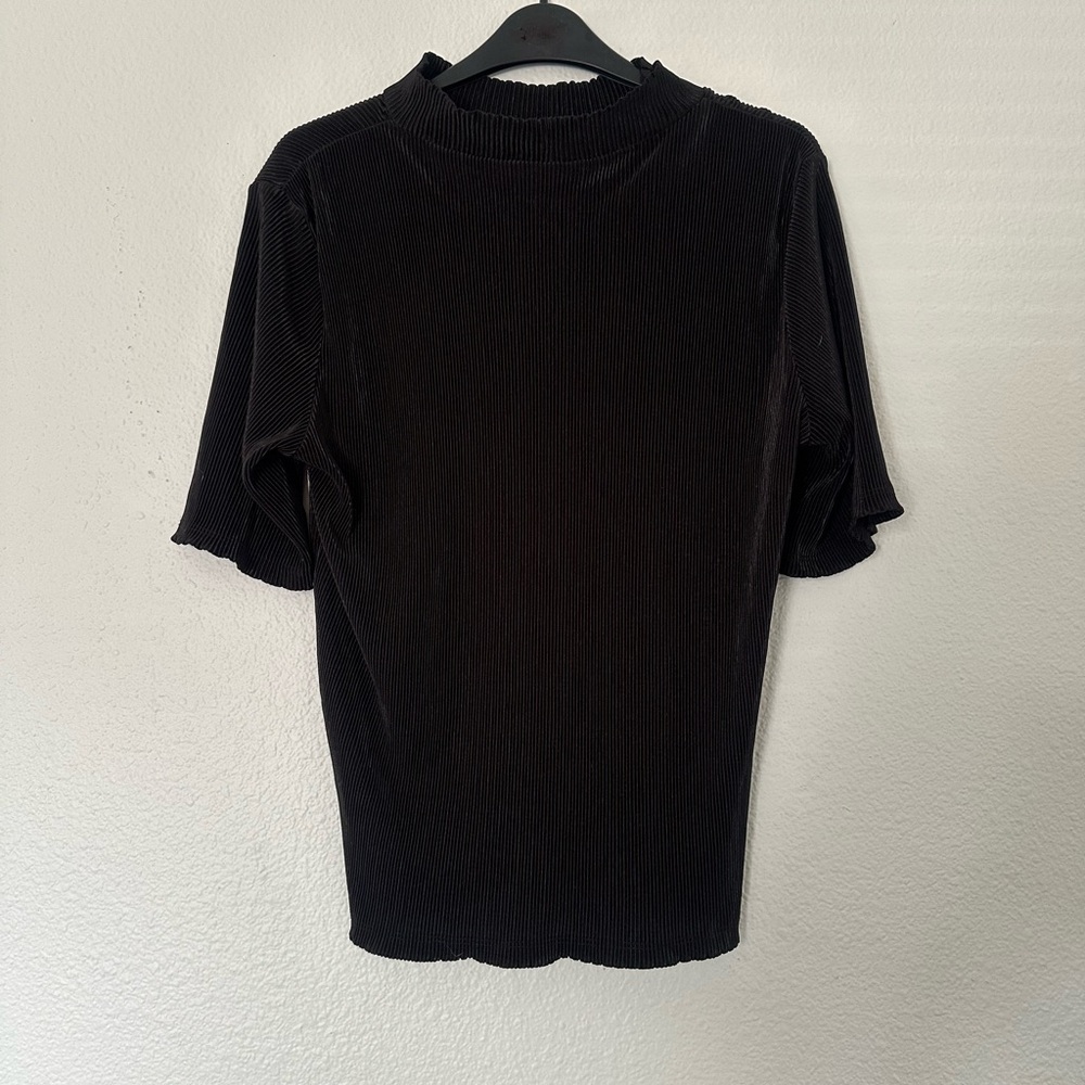 Monki short sleeve high neck ribbed top in black - Picture 6 of 7